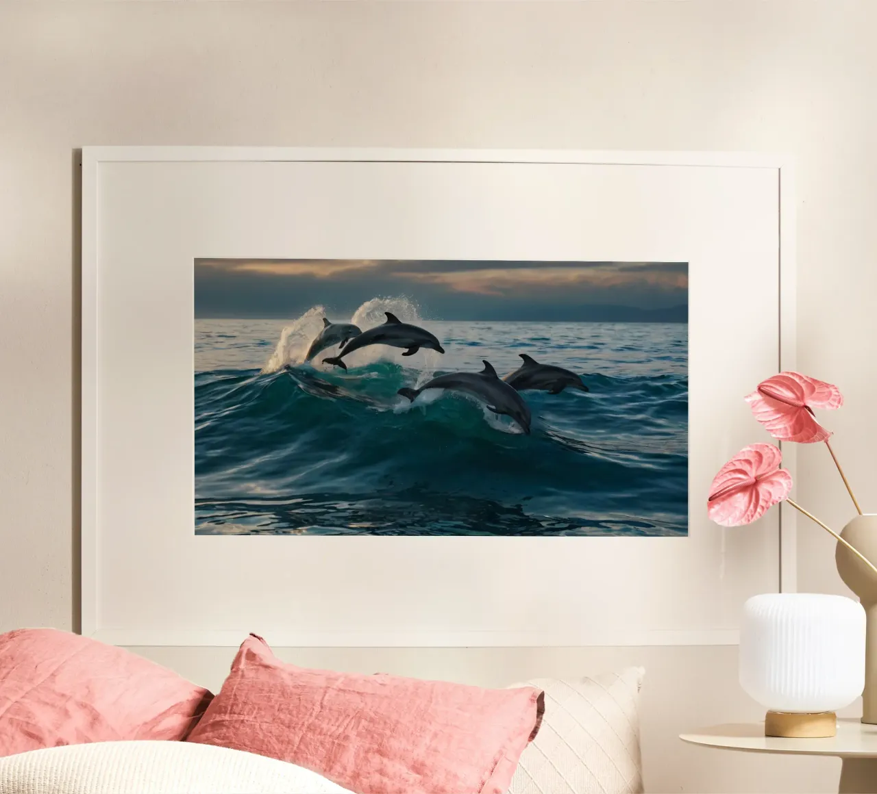 Dolfijnen springen sierlijk boven de oceaangolven bij zonsondergang poster met houten frame van DesignDoodle
