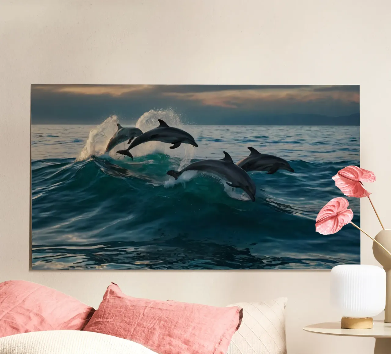 Dolfijnen springen sierlijk boven de oceaangolven bij zonsondergang poster met houten frame van DesignDoodle