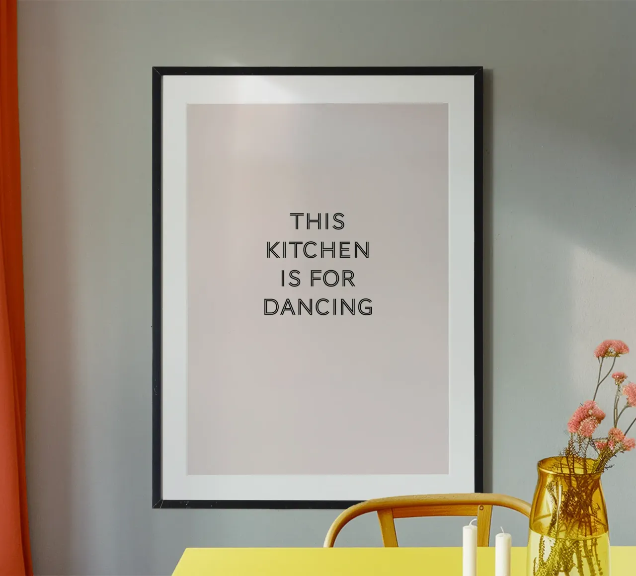 Dancing in the kitchen. poster con telaio in alluminio da Poster Print Studio