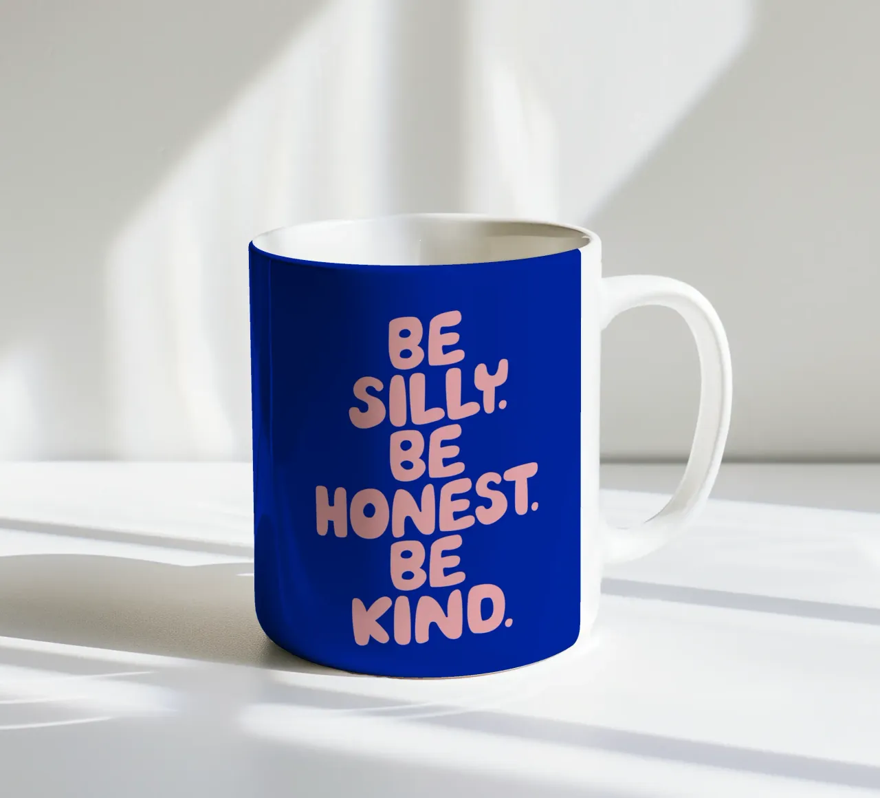 Be Silly Be Honest Be Kind Tipografia di design rosa e blu tazza in ceramica da THE MOTIVATED TYPE