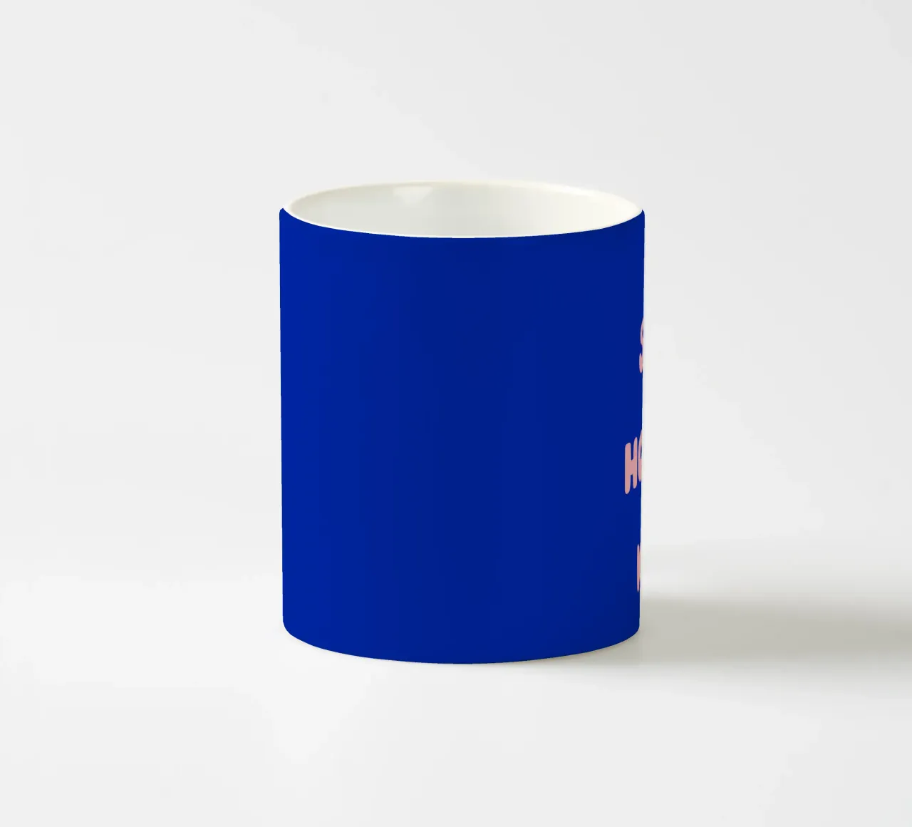 Be Silly Be Honest Be Kind Tipografia di design rosa e blu tazza in ceramica da THE MOTIVATED TYPE