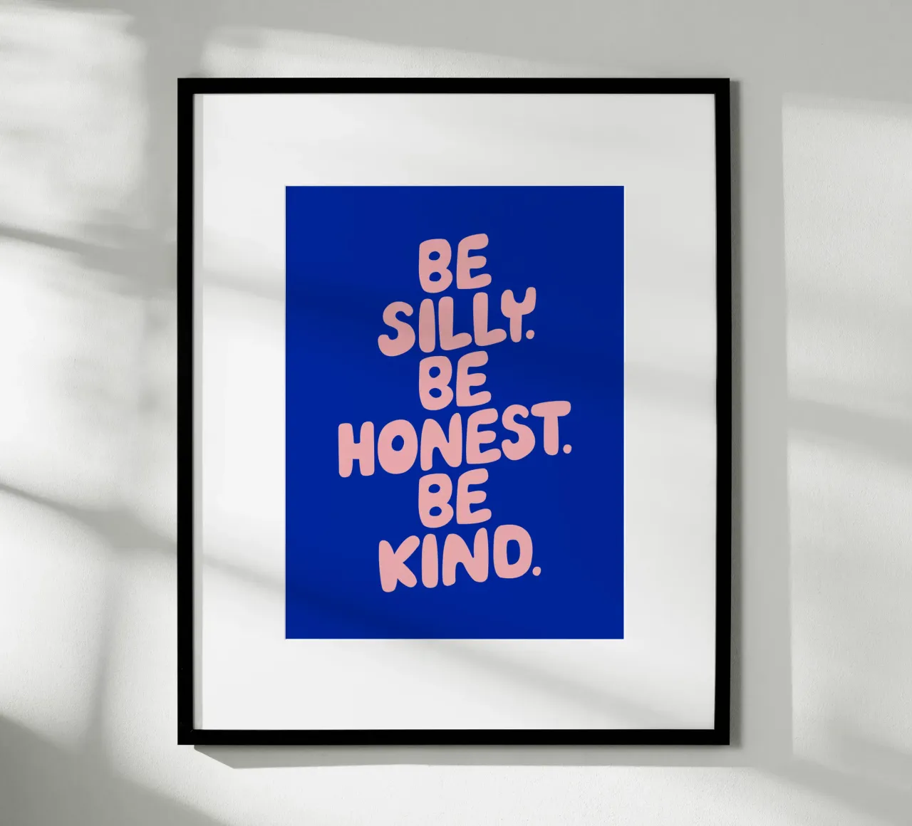 Be Silly Be Honest Be Kind Tipografia di design rosa e blu poster con telaio in alluminio da THE MOTIVATED TYPE