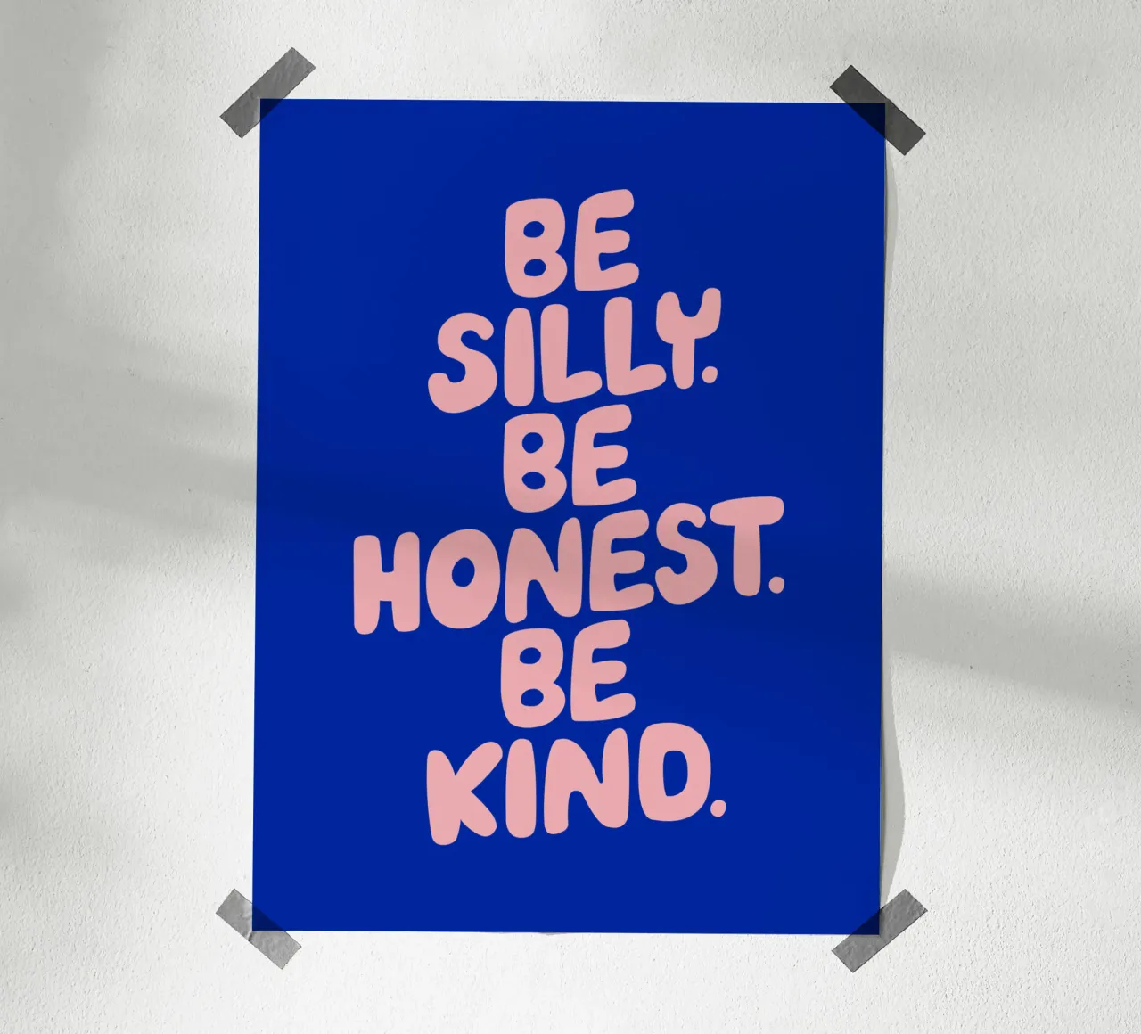 Be Silly Be Honest Be Kind Tipografia di design rosa e blu poster con telaio in alluminio da THE MOTIVATED TYPE