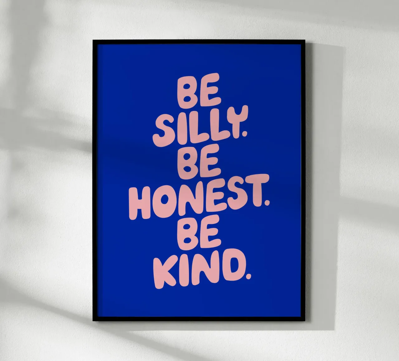 Be Silly Be Honest Be Kind Tipografia di design rosa e blu poster con telaio in alluminio da THE MOTIVATED TYPE