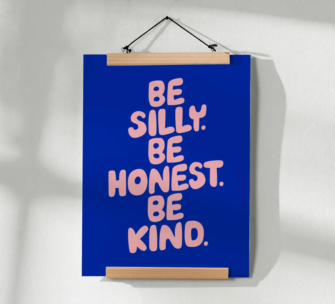 Be Silly Be Honest Be Kind Tipografia di design rosa e blu poster con telaio in alluminio da THE MOTIVATED TYPE