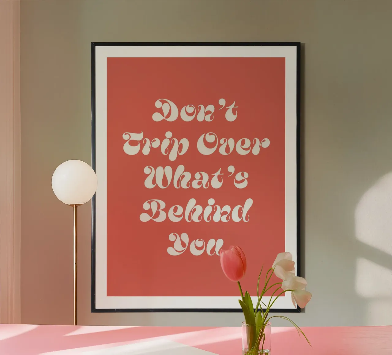 Non inciampare in quello che c'รจ dietro di te cita poster con telaio in legno da Paigaam Studio