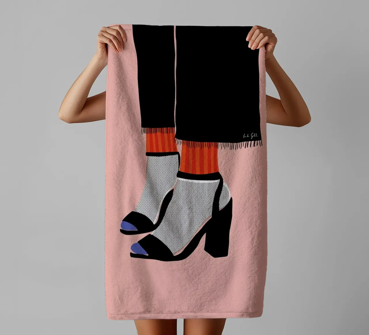 Socks and Heel asciugamano da bagno da Linda Gobeta