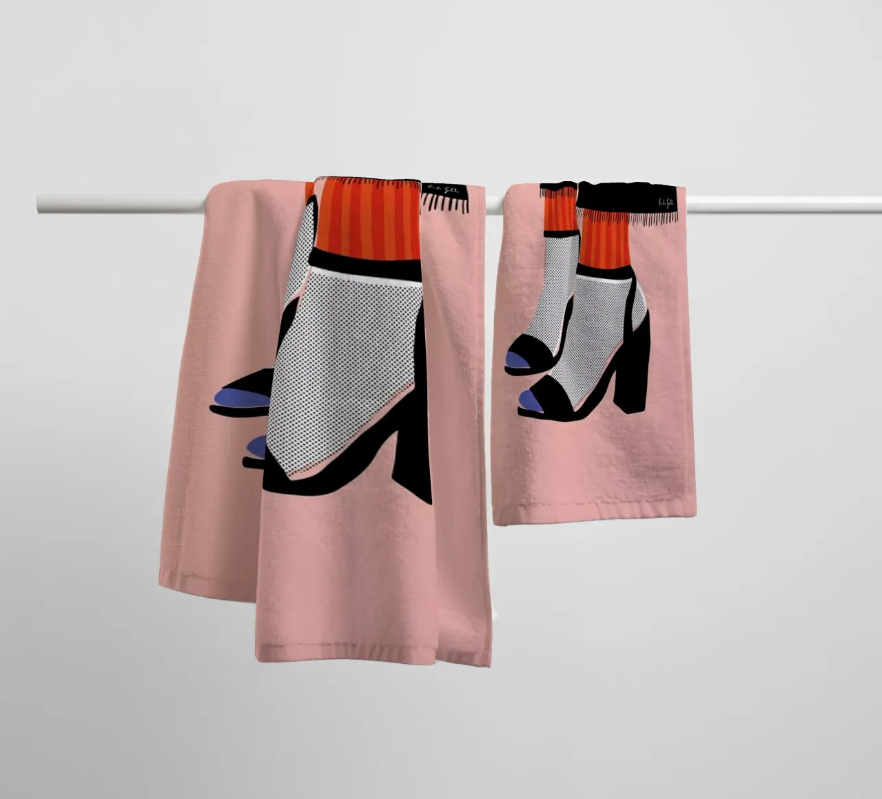Socks and Heel asciugamano da bagno da Linda Gobeta