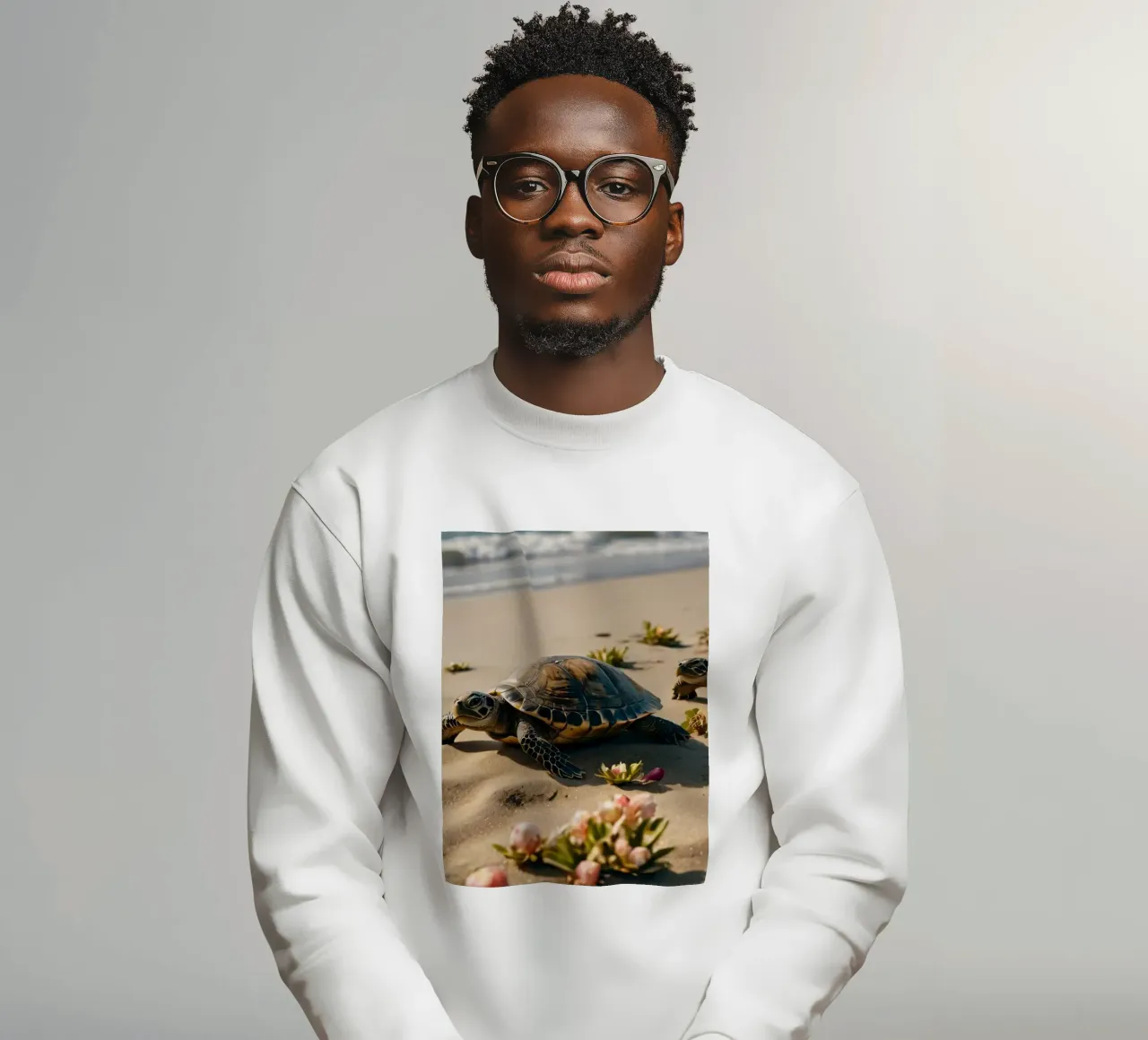 Tartarughe che si dirigono verso l'oceano su una spiaggia assolata felpa da DesignDoodle