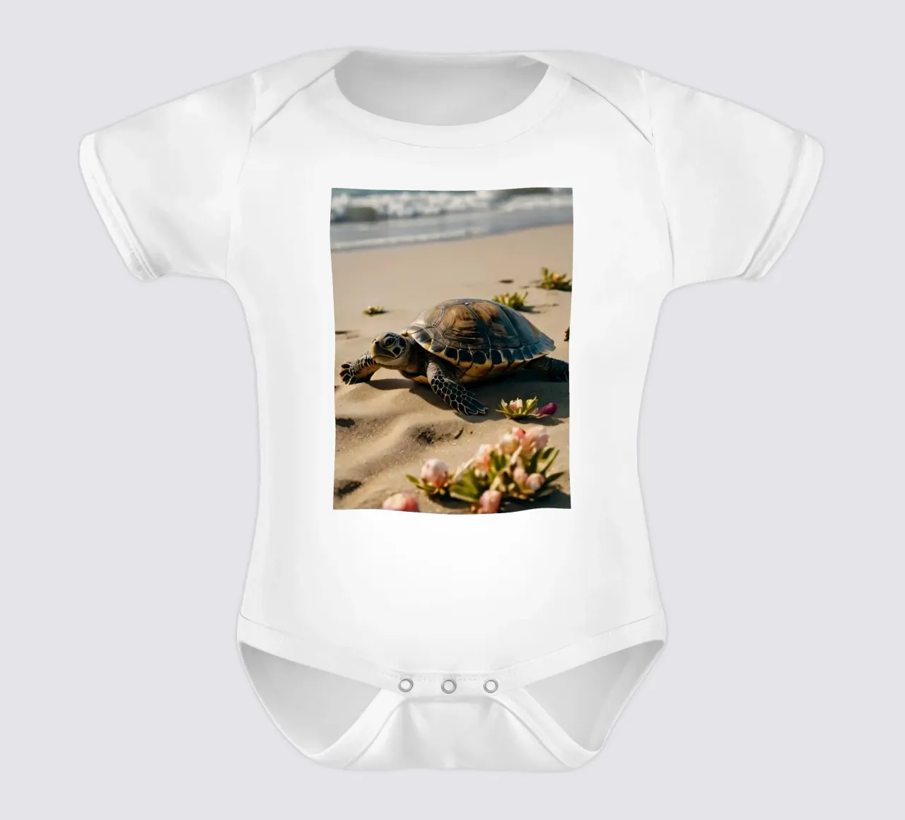 Tartarughe che si dirigono verso l'oceano su una spiaggia assolata body neonato maniche corte da DesignDoodle