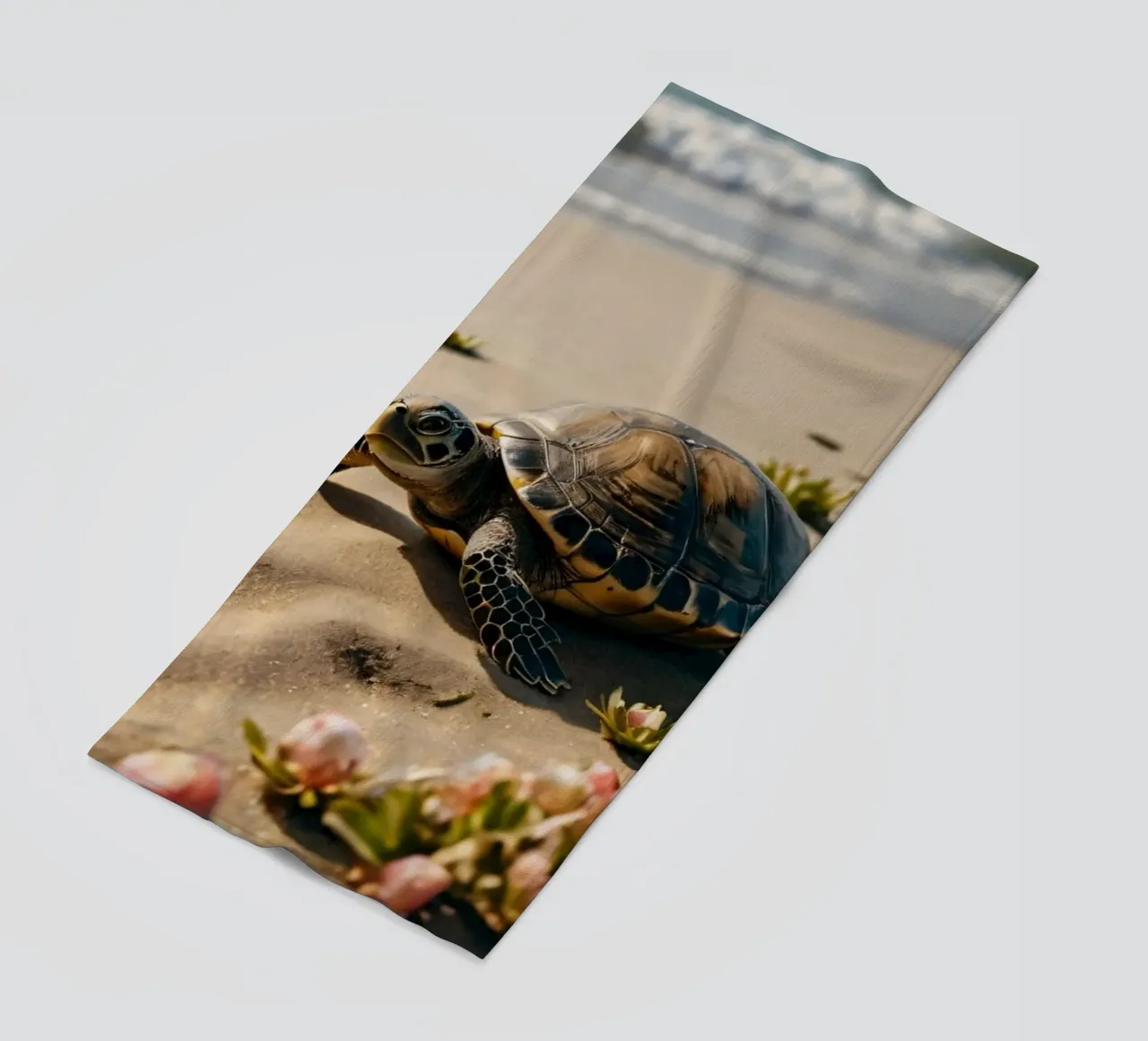 Tartarughe che si dirigono verso l'oceano su una spiaggia assolata telo mare da DesignDoodle