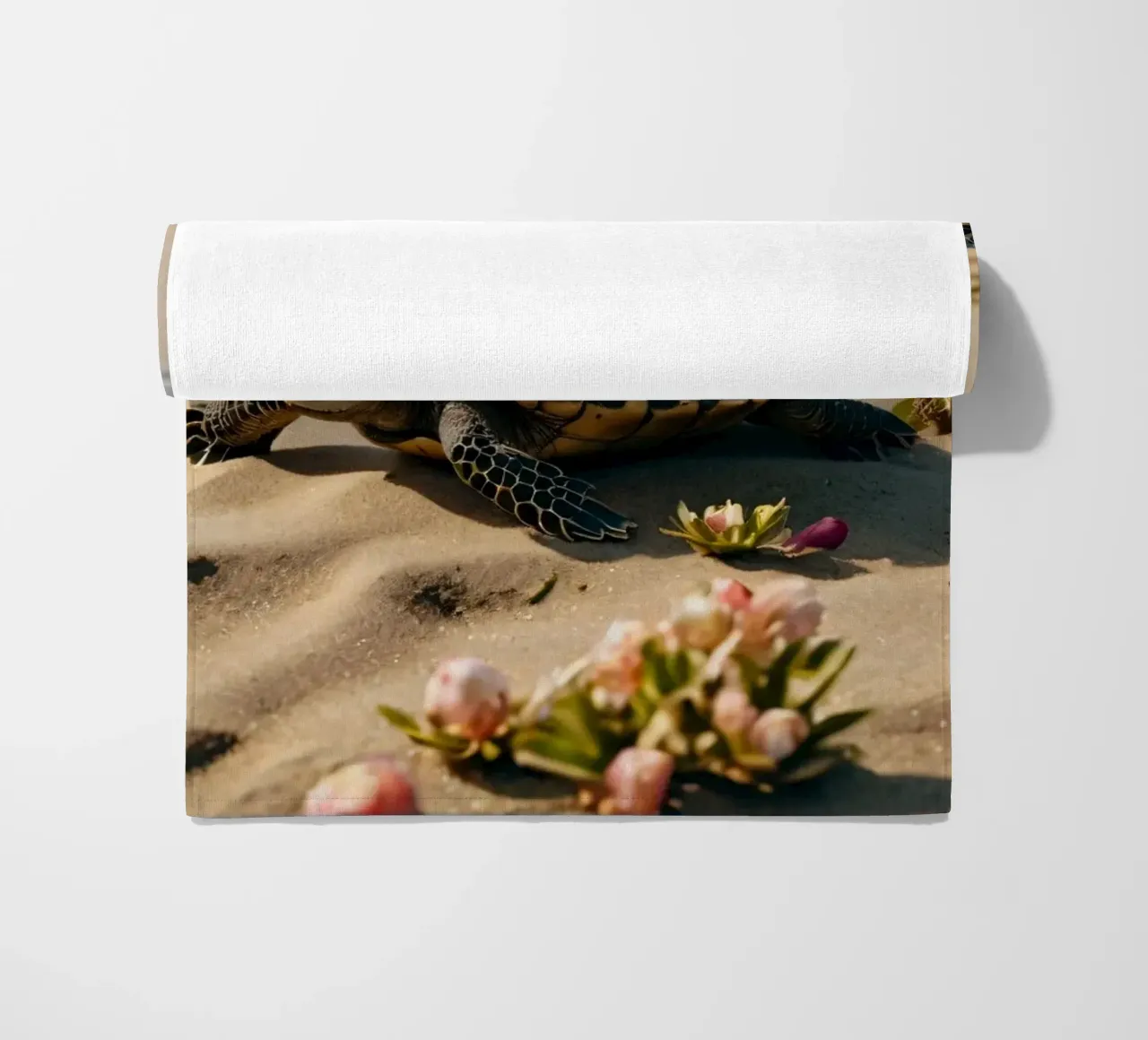 Tartarughe che si dirigono verso l'oceano su una spiaggia assolata telo mare da DesignDoodle