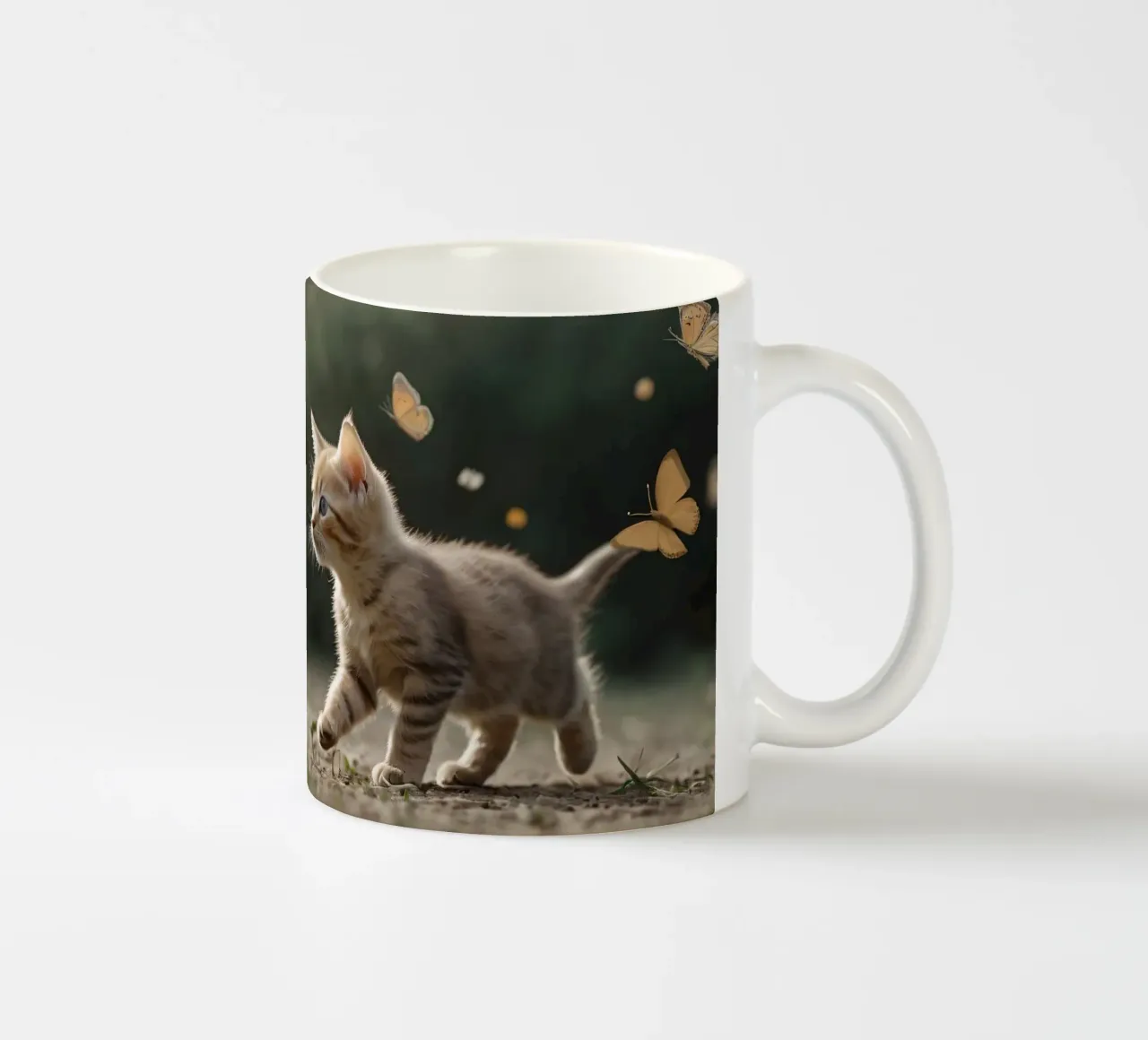 Due gattini giocosi inseguono le farfalle in un giardino illuminato dal sole tazza in ceramica da DesignDoodle