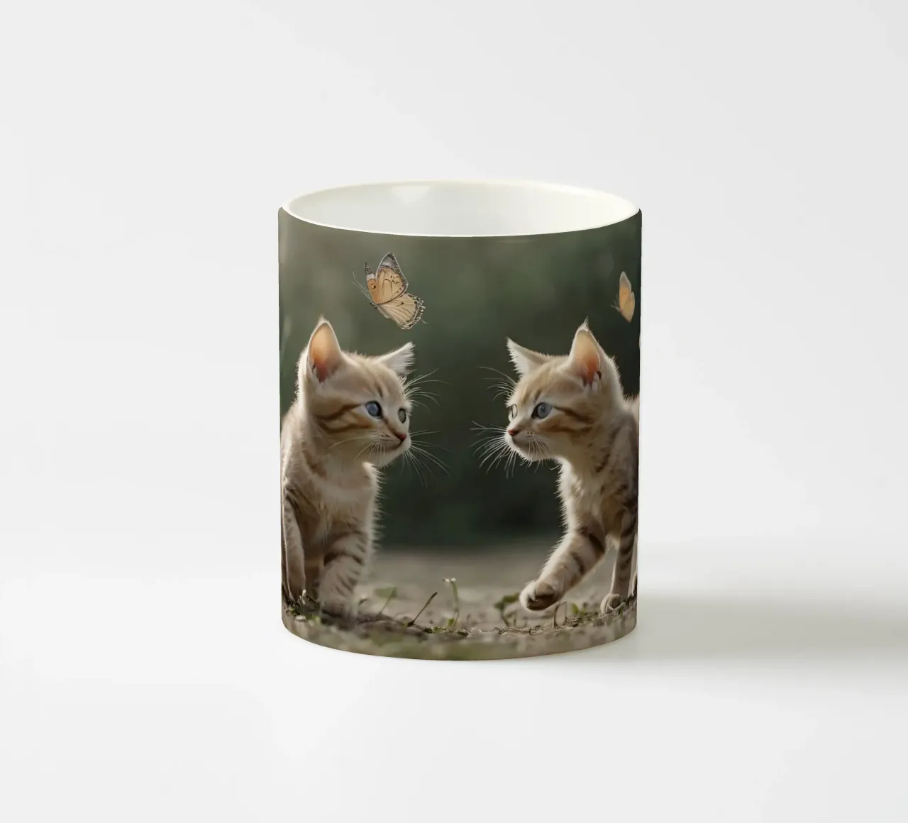 Due gattini giocosi inseguono le farfalle in un giardino illuminato dal sole tazza in ceramica da DesignDoodle