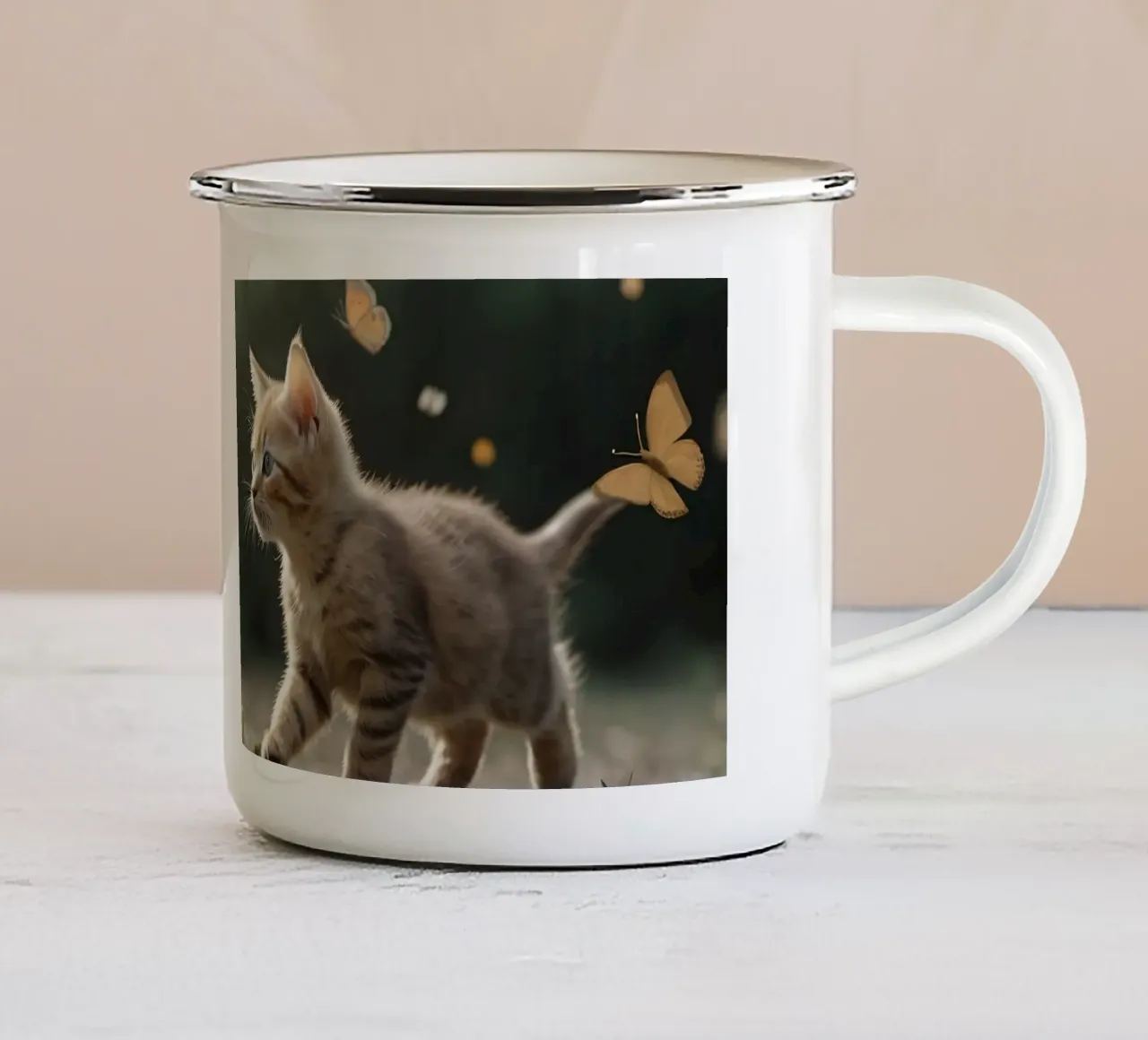 Twee speelse kittens achtervolgen vlinders in een zonovergoten tuin emaille mok van DesignDoodle