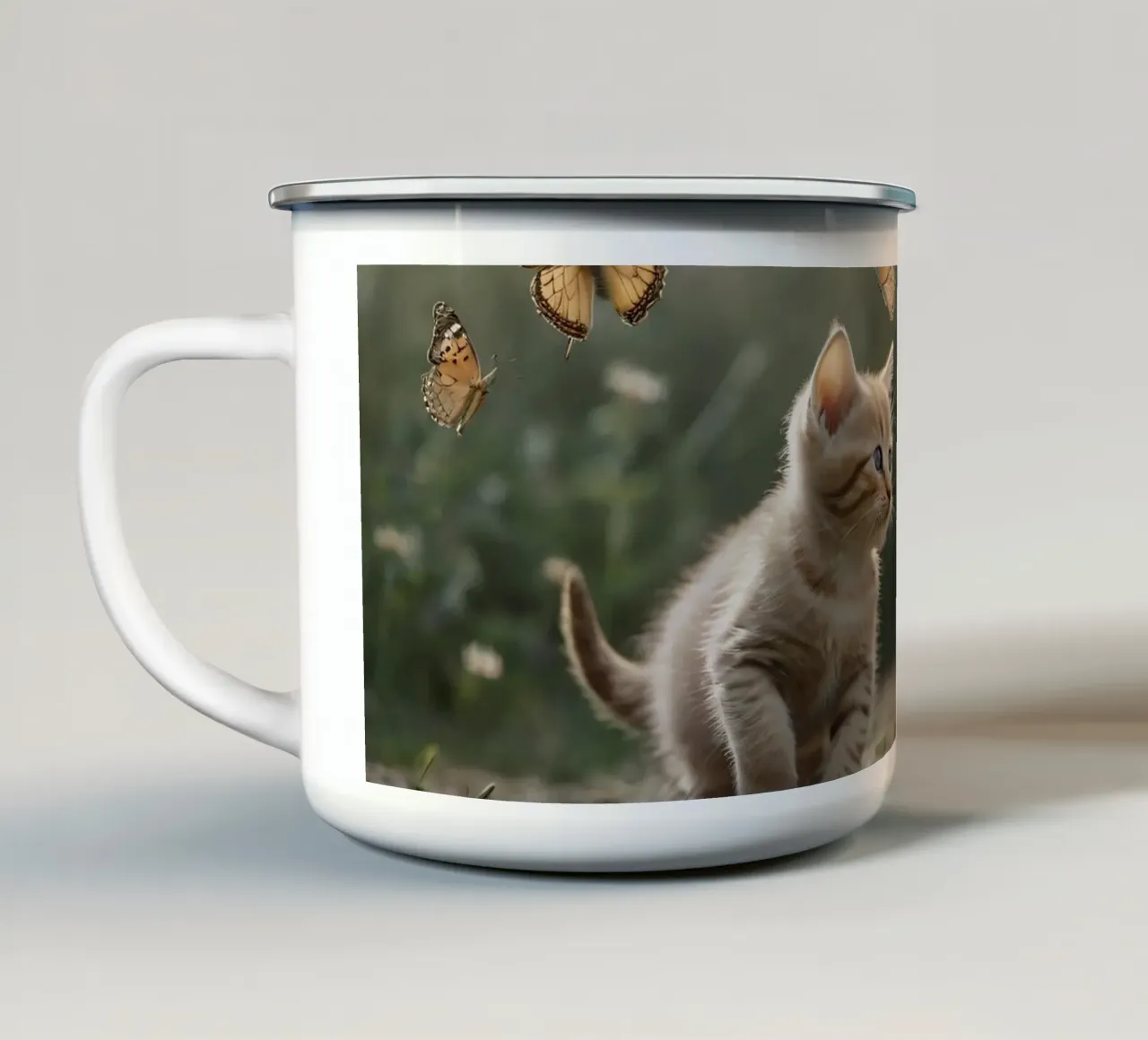 Twee speelse kittens achtervolgen vlinders in een zonovergoten tuin emaille mok van DesignDoodle
