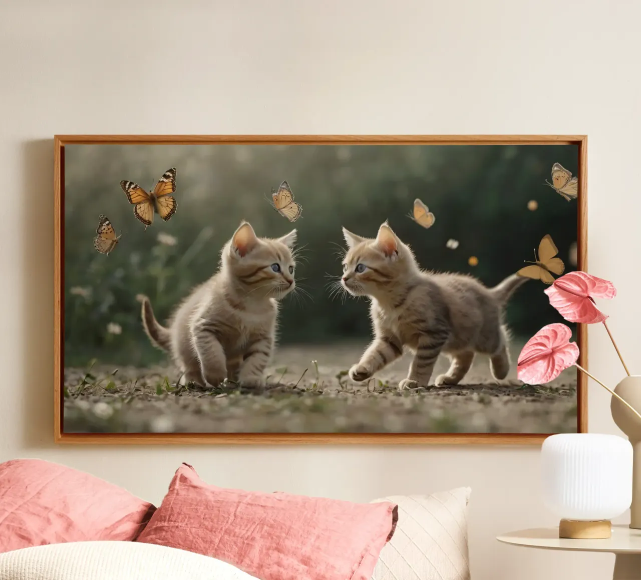 Deux chatons enjoués chassent les papillons dans un jardin ensoleillé. toile de DesignDoodle