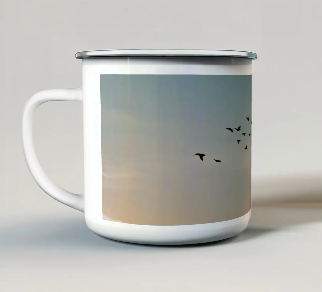 Stormo di uccelli che vola in formazione su un tramonto vibrante tazza in smalto da DesignDoodle