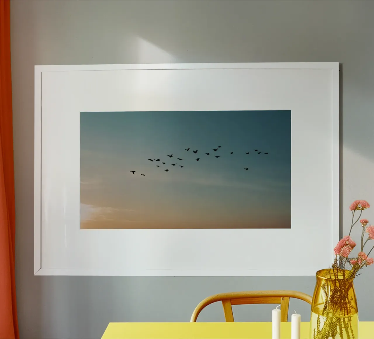 Stormo di uccelli che vola in formazione su un tramonto vibrante poster con telaio in alluminio da DesignDoodle