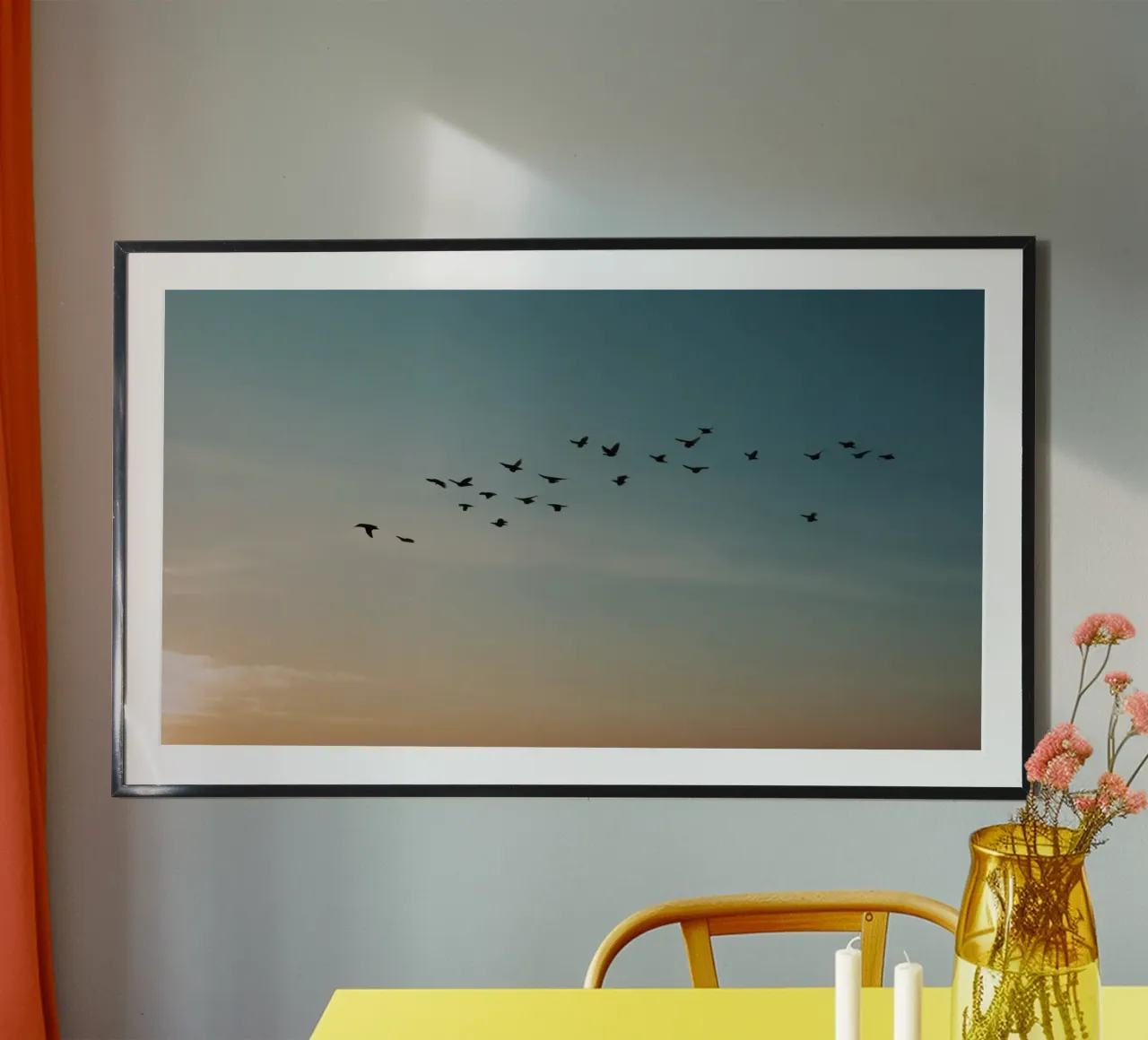 Stormo di uccelli che vola in formazione su un tramonto vibrante poster con telaio in alluminio da DesignDoodle