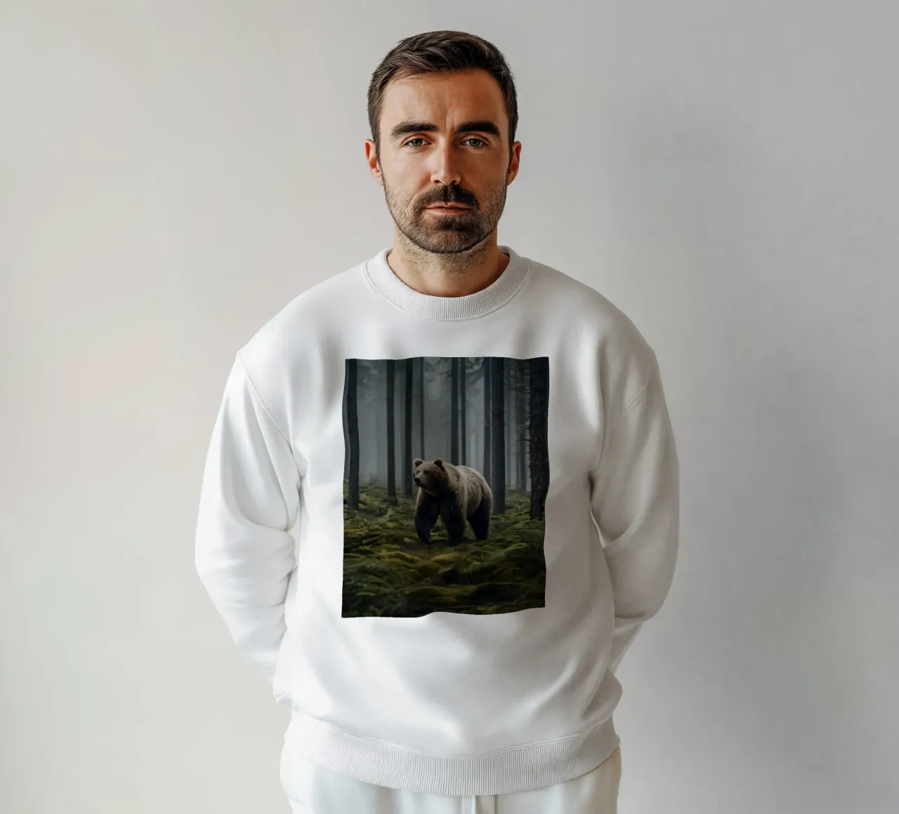 Maestoso orso bruno che si aggira in una foresta nebbiosa all'alba felpa da DesignDoodle