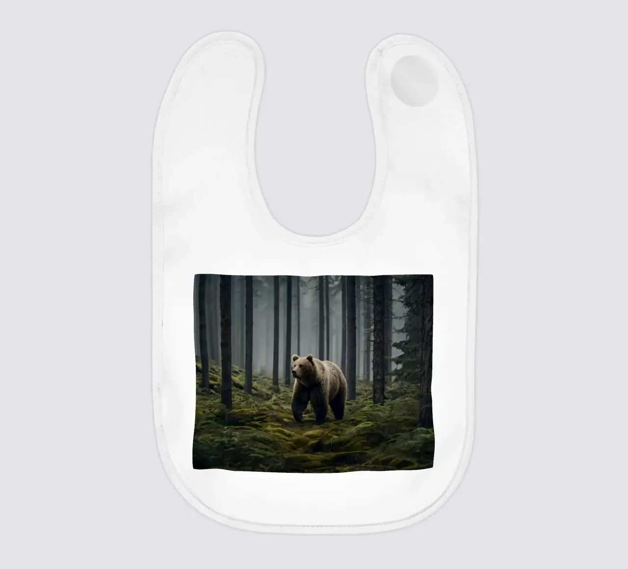Maestoso orso bruno che si aggira in una foresta nebbiosa all'alba bavaglino da DesignDoodle