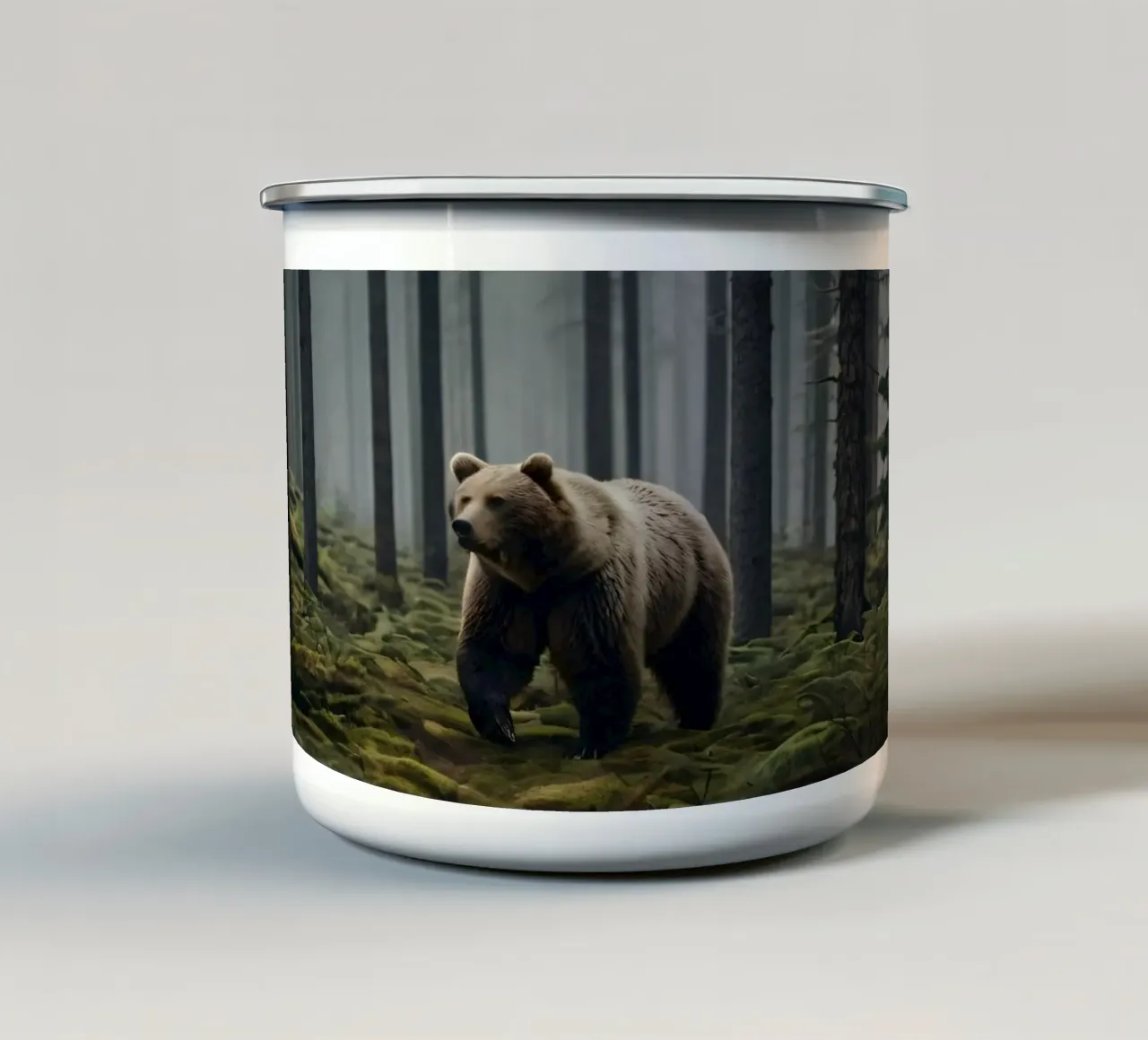 Maestoso orso bruno che si aggira in una foresta nebbiosa all'alba tazza in smalto da DesignDoodle