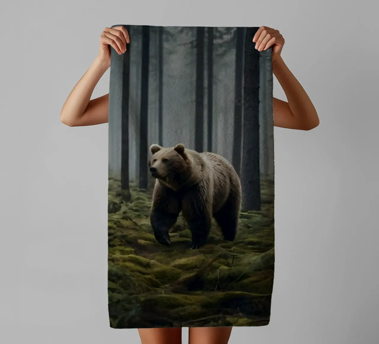 Ours brun majestueux errant dans une forêt brumeuse à l'aube serviette de bain de DesignDoodle