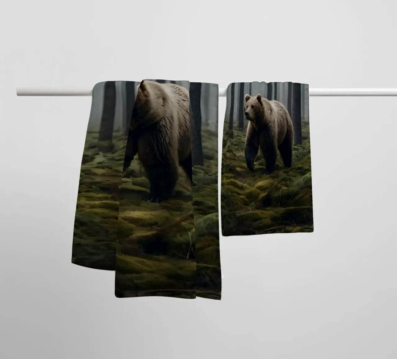 Ours brun majestueux errant dans une forêt brumeuse à l'aube serviette de bain de DesignDoodle