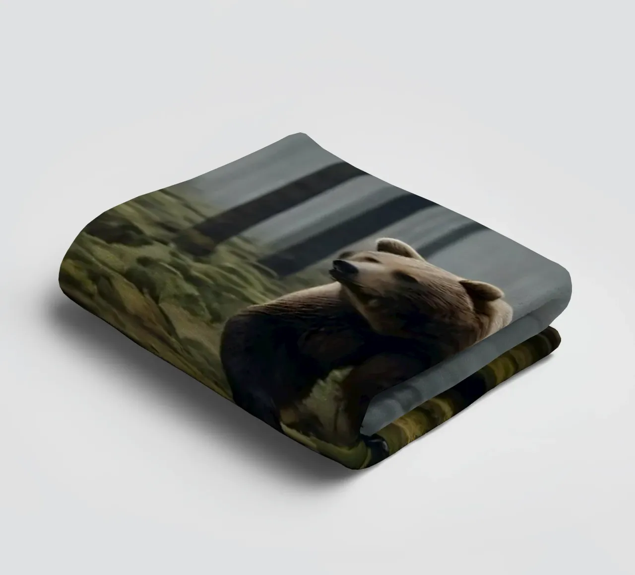 Ours brun majestueux errant dans une forêt brumeuse à l'aube serviette de bain de DesignDoodle