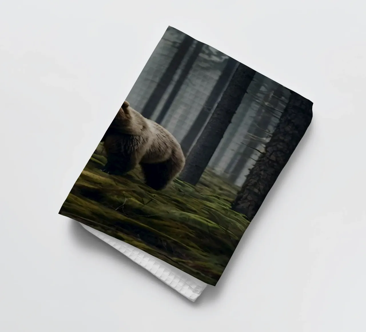 Ours brun majestueux errant dans une forêt brumeuse à l'aube torchon de DesignDoodle