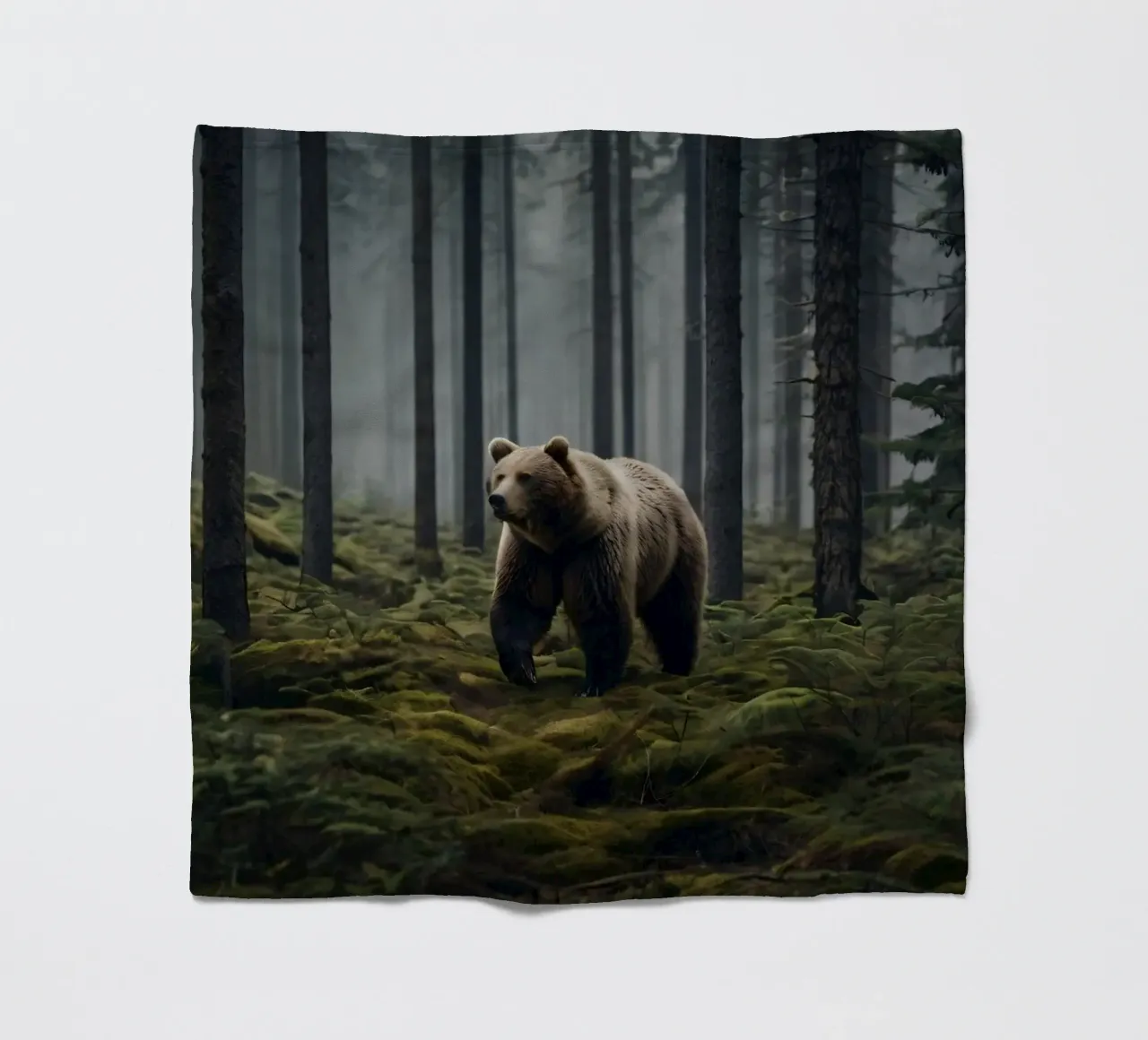 Maestoso orso bruno che si aggira in una foresta nebbiosa all'alba coperta in pile da DesignDoodle