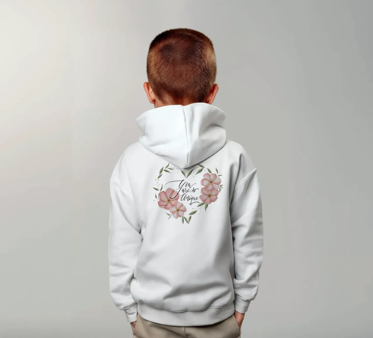 Cuore floreale e dichiarazione d'amore e di apprezzamento. Unico felpa bambino con cappuccio da CalliLetters