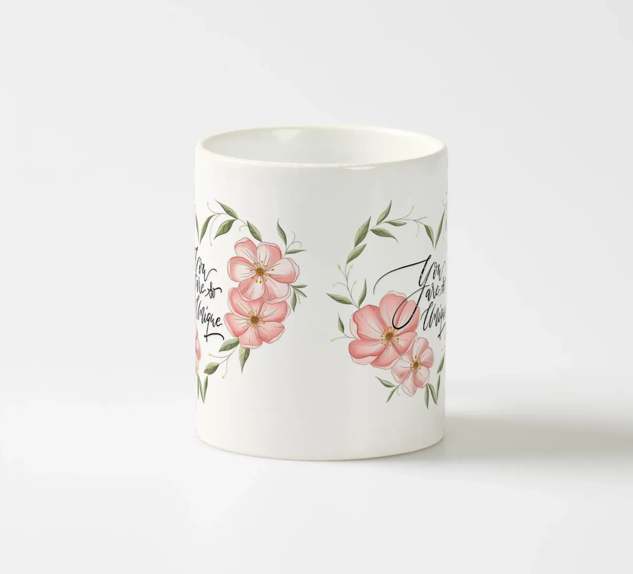 Cuore floreale e dichiarazione d'amore e di apprezzamento. Unico tazza in ceramica da CalliLetters