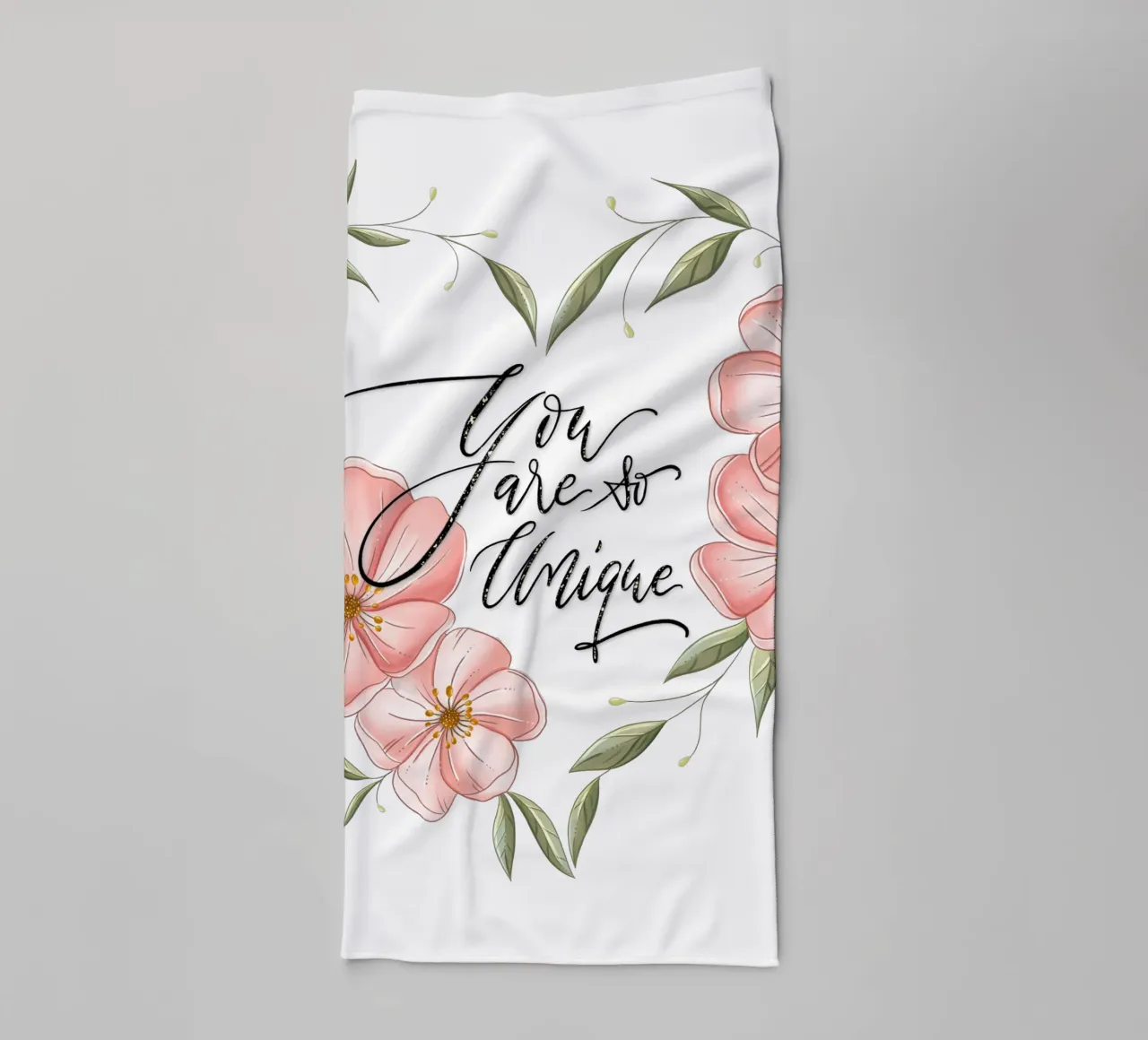 Cuore floreale e dichiarazione d'amore e di apprezzamento. Unico asciugamano da bagno da CalliLetters