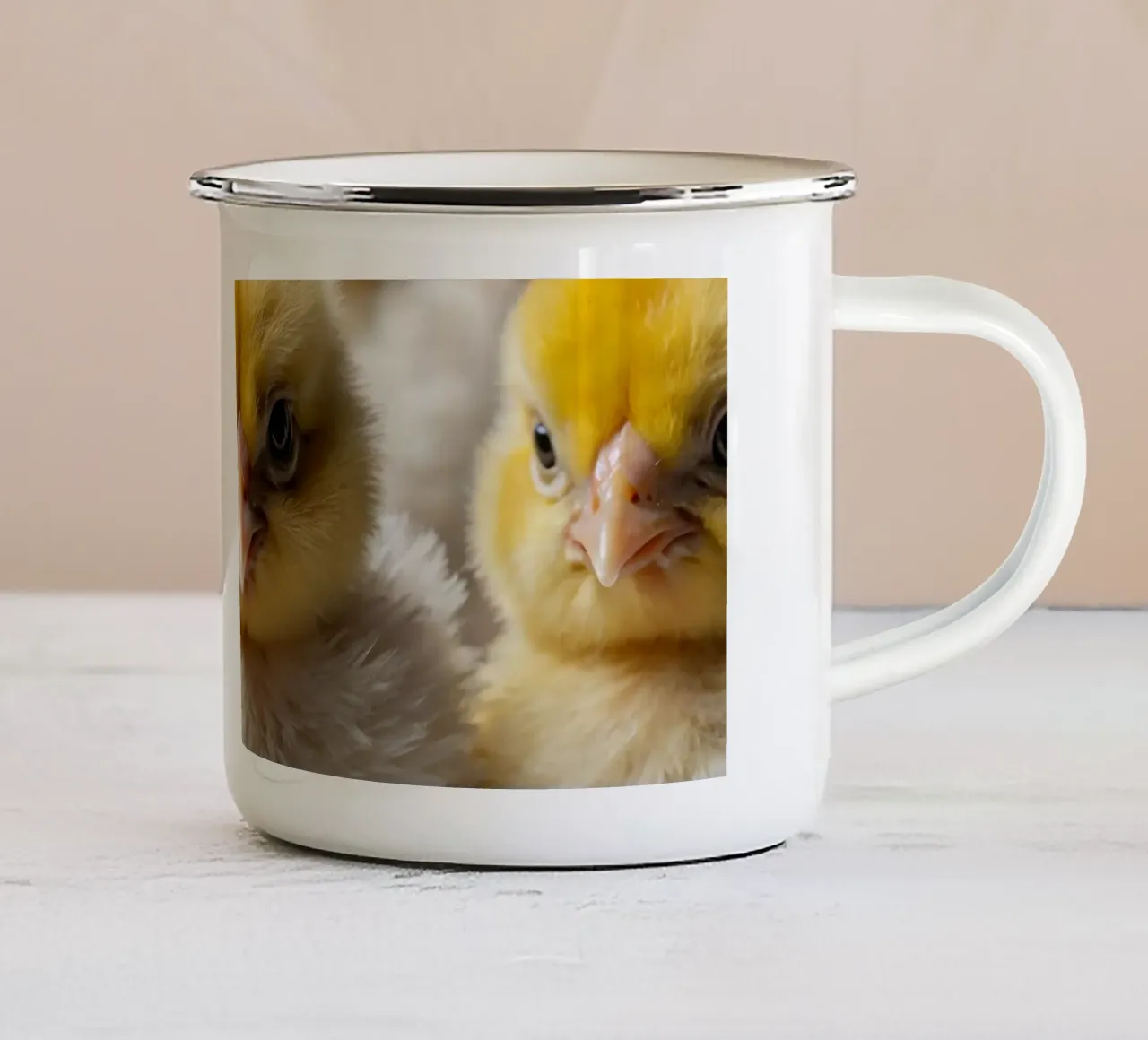 Simpatici pulcini gialli si rannicchiano in un'accogliente vetrina tazza in smalto da DesignDoodle