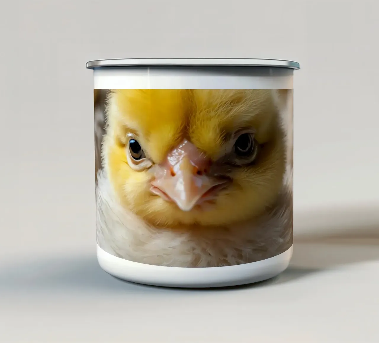 Simpatici pulcini gialli si rannicchiano in un'accogliente vetrina tazza in smalto da DesignDoodle