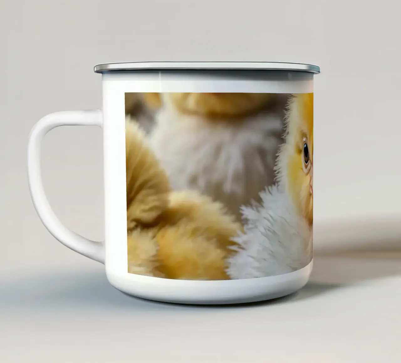 Simpatici pulcini gialli si rannicchiano in un'accogliente vetrina tazza in smalto da DesignDoodle