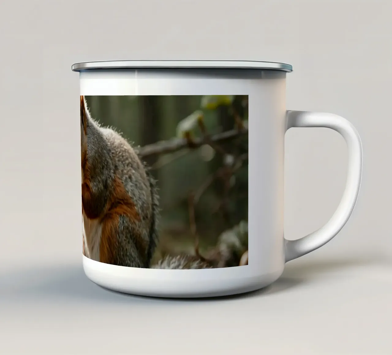 Scoiattolo in cerca di ghiande in una foresta illuminata dal sole durante l'autunno tazza in smalto da DesignDoodle