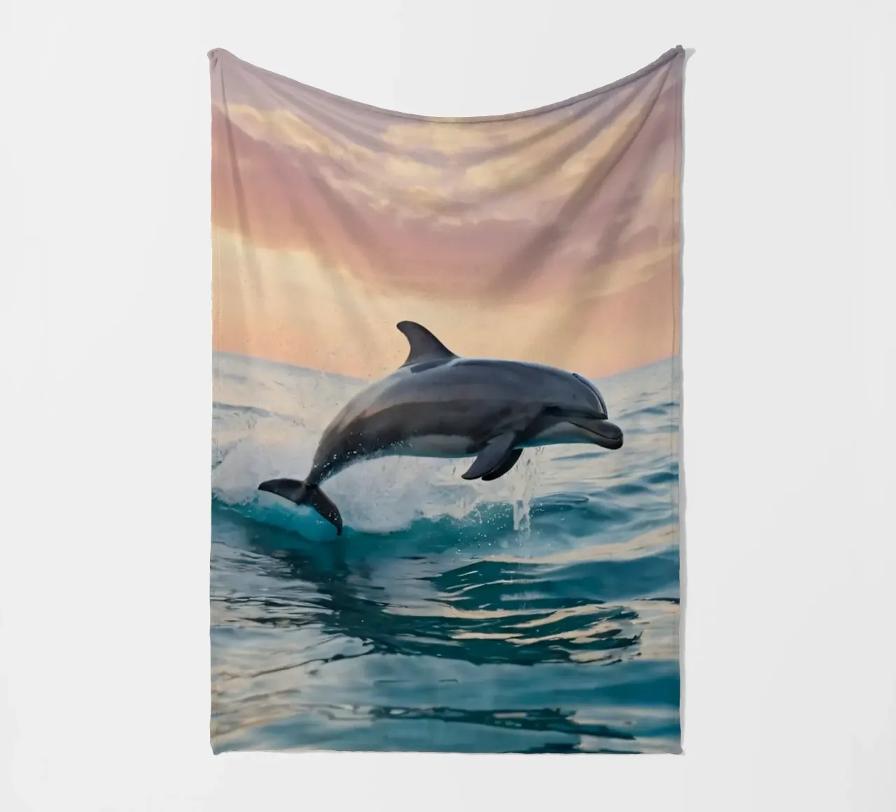 Delphin springt anmutig über die Meeresoberfläche Sonnenuntergang Fleecedecke von DesignDoodle