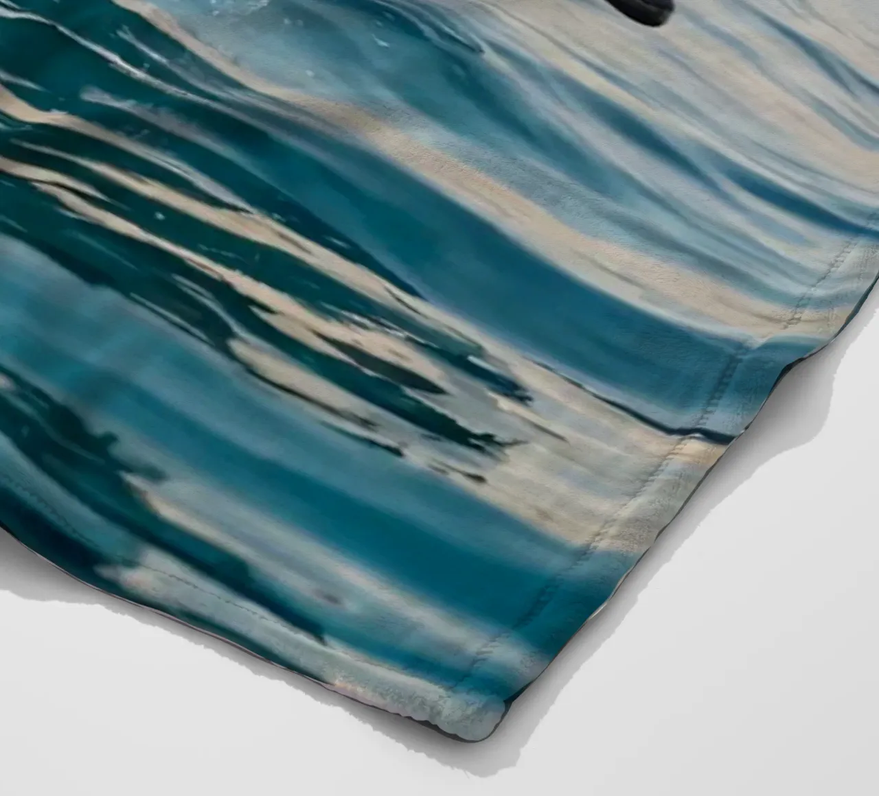 Delphin springt anmutig über die Meeresoberfläche Sonnenuntergang Fleecedecke von DesignDoodle