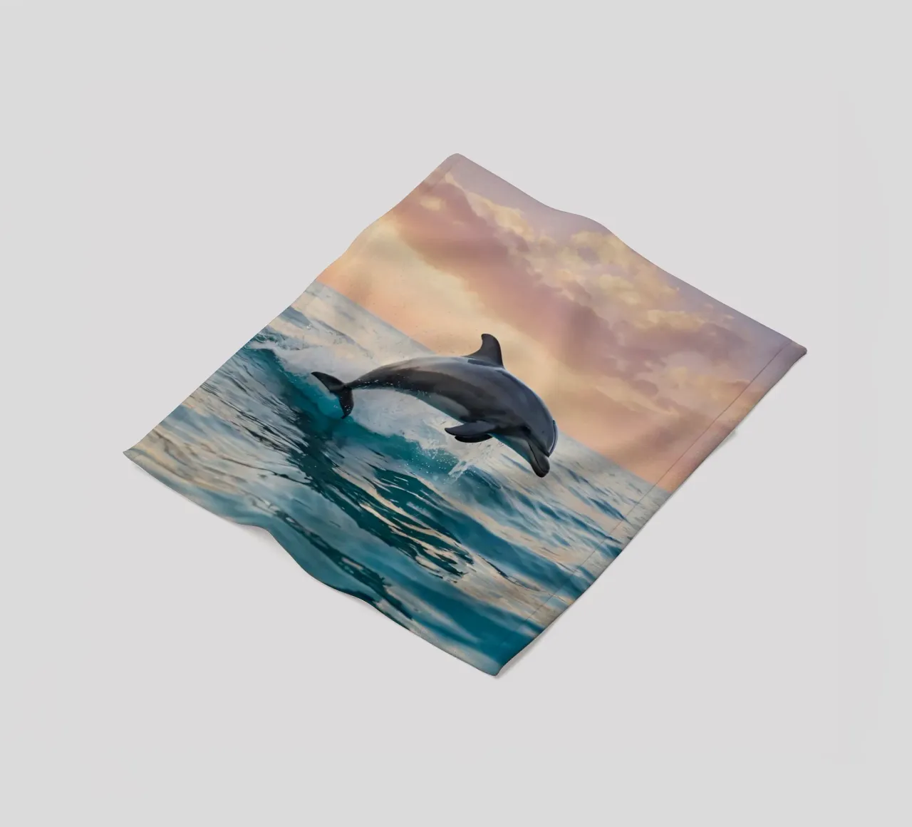 Delphin springt anmutig über die Meeresoberfläche Sonnenuntergang Fleecedecke von DesignDoodle
