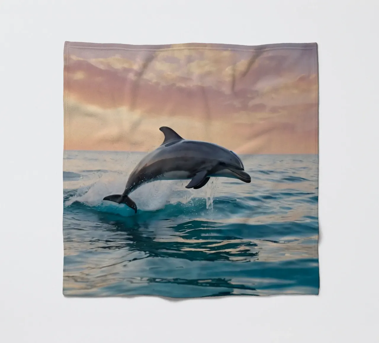 Delphin springt anmutig über die Meeresoberfläche Sonnenuntergang Fleecedecke von DesignDoodle