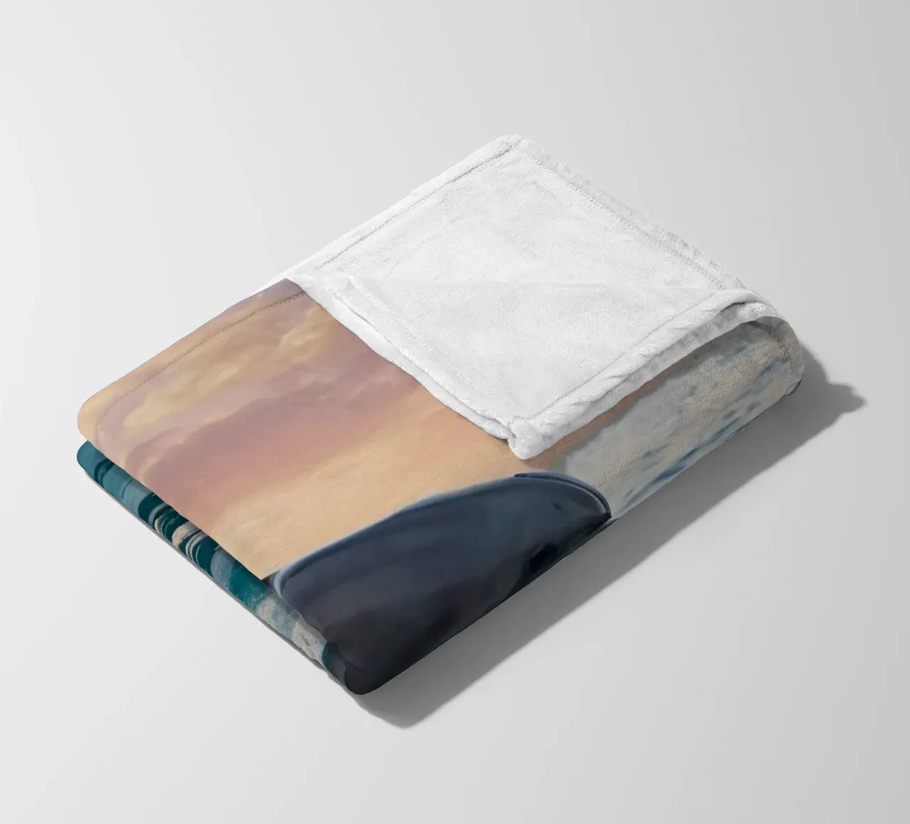 Delphin springt anmutig über die Meeresoberfläche Sonnenuntergang Fleecedecke von DesignDoodle