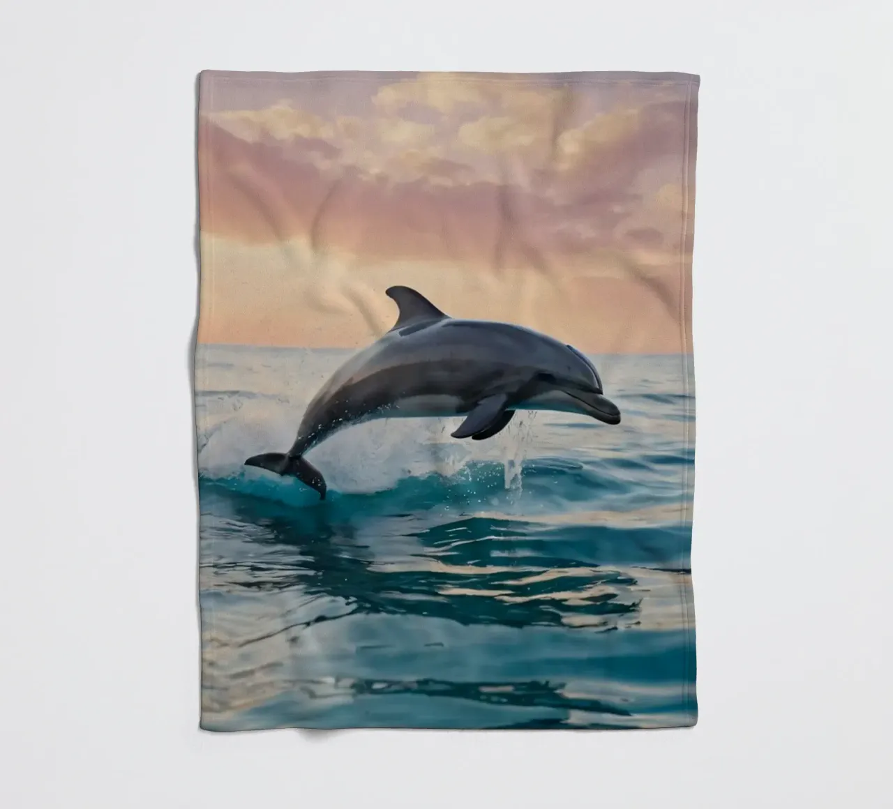 Delphin springt anmutig über die Meeresoberfläche Sonnenuntergang Fleecedecke von DesignDoodle
