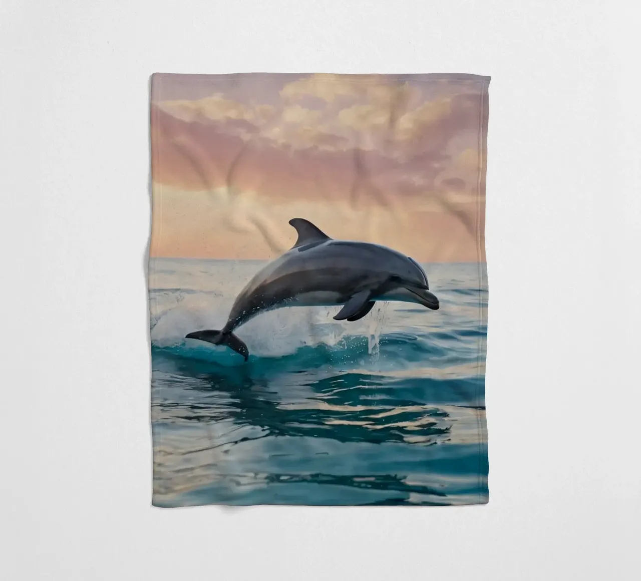 Delphin springt anmutig über die Meeresoberfläche Sonnenuntergang Fleecedecke von DesignDoodle
