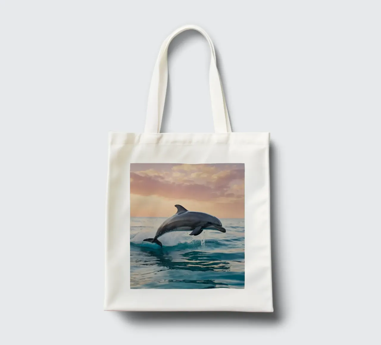 Delphin springt anmutig über die Meeresoberfläche Sonnenuntergang Jutebeutel von DesignDoodle