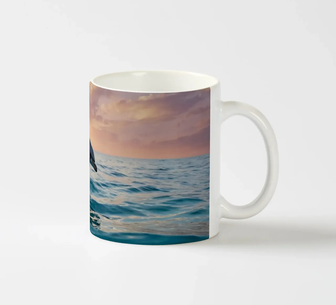 Dolfijn springt sierlijk boven het oceaanoppervlak zonsondergang keramische mok van DesignDoodle