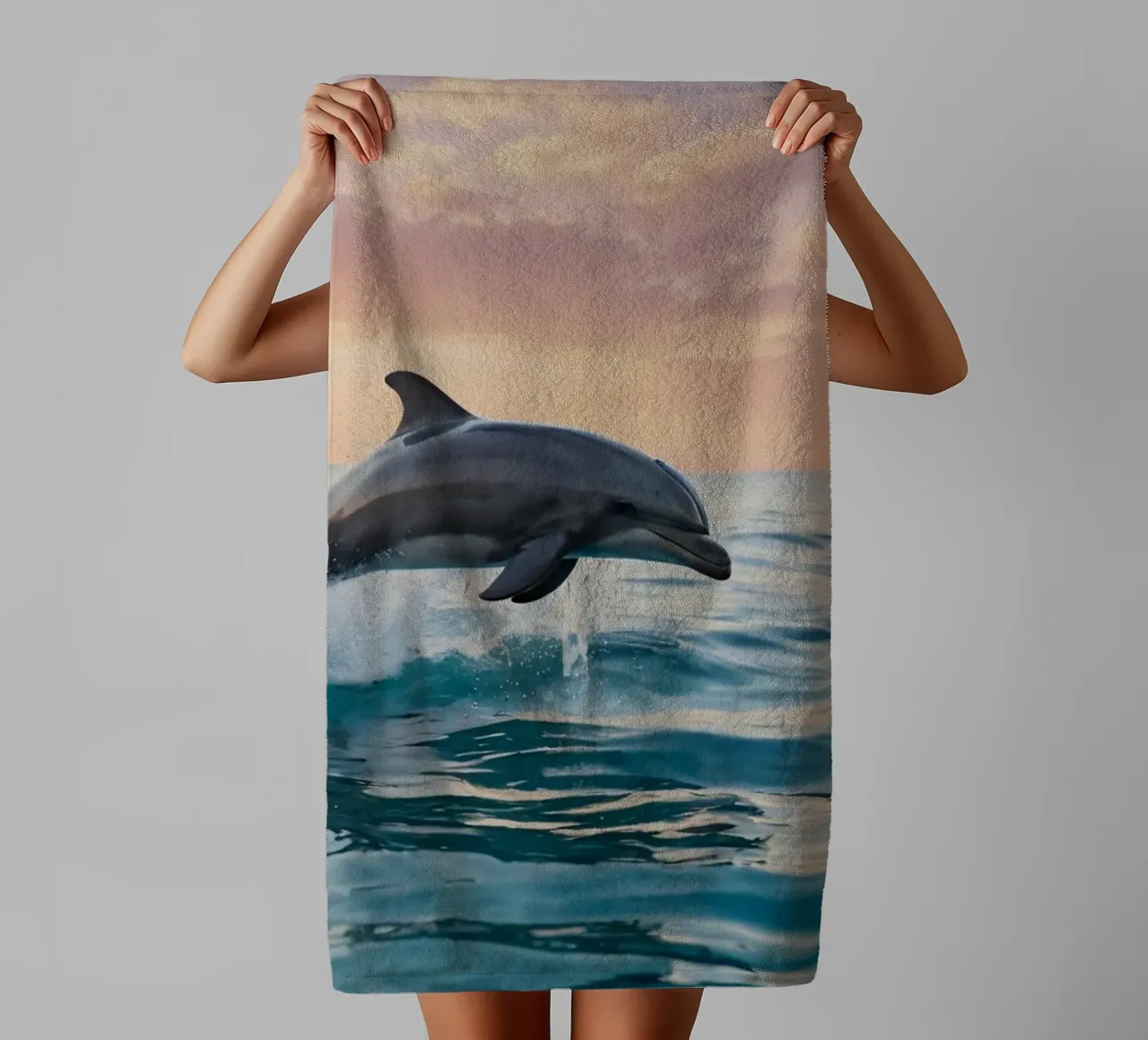 Dolfijn springt sierlijk boven het oceaanoppervlak zonsondergang badhanddoek van DesignDoodle