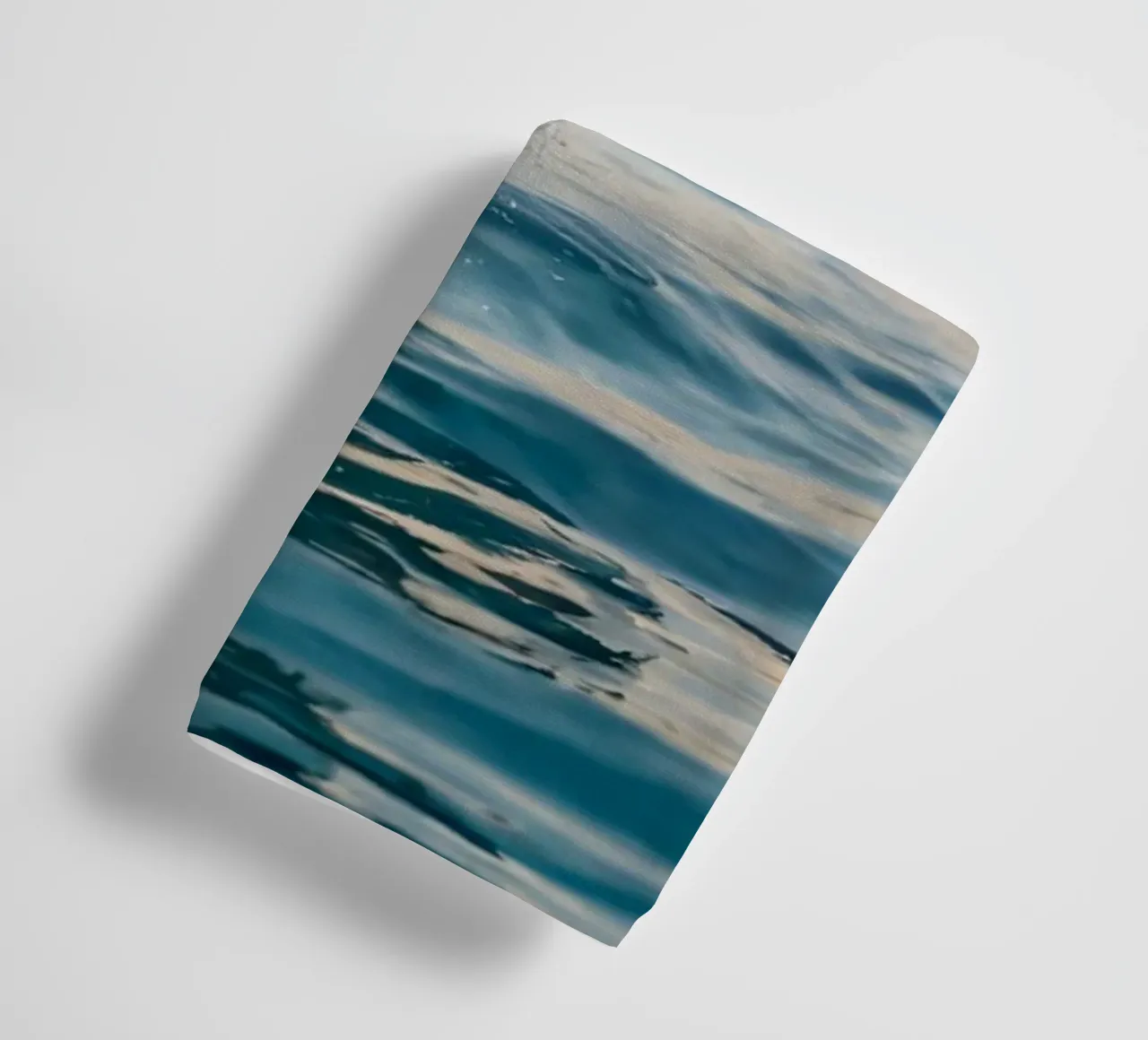 Dolfijn springt sierlijk boven het oceaanoppervlak zonsondergang badhanddoek van DesignDoodle